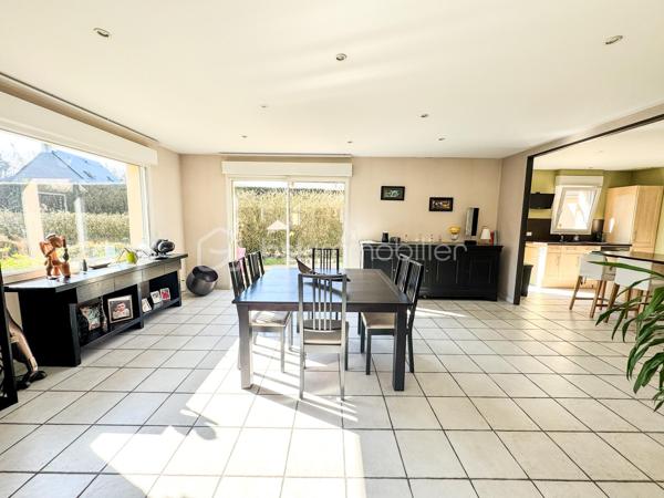 Nouveauté et en Exclusivité : Charmante maison de 2005 à Noyal sur Vilaine.

Je suis ravis de vous présenter cette belle maison familiale offrant confort, espace et de nombreuses possibilités. 

Cette propriété de 167m2 habitable et 184m2 au sol environ est érigée sur un terrain généreux de 650 m2 environ, vous offrant ainsi un cadre de vie idéal pour votre famille. 

En entrant dans la maison, vous serez accueilli par une belle et grande pièce de vie desservant un salon séjour, une cuisine ouverte aménagée équipée de 64m2 où la lumière naturelle baigne l'espace grâce à de grandes fenêtres.

Le rez-de-chaussée comprend également une chambre parentale avec sa salle d'eau et dressing, un wc et une arrière cuisine de 15m2.

À l'étage, vous trouverez une mezzanine desservant 3 chambres, un bureau, une salle de bain avec baignoire, douche et un wc. 

Le tout est complété par un grand garage et son grenier.

À l'extérieur, le terrain vous permettra de profiter pleinement des beaux jours avec une belle terrasse et d'aménager un jardin à votre goût.

Ne manquez pas cette opportunité d'acquérir une maison avec un grand potentiel. 

Noyal-sur-Vilaine combine idéalement charme rural et vitalité économique, offrant un accès ultra-rapide à Rennes grâce à sa gare TER et l'axe Paris-Rennes.

La commune propose un cadre de vie complet avec ses commerces de centre-bourg, ses infrastructures culturelles modernes (L'Intervalle) et de nombreux espaces naturels préservés.

Contactez-moi dès maintenant pour organiser une visite et laissez-vous séduire par cette charmante demeure familiale.