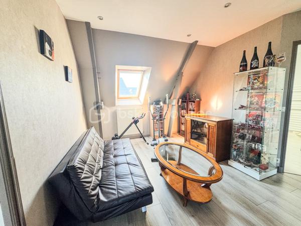 Nouveauté et en Exclusivité : Charmante maison de 2005 à Noyal sur Vilaine.

Je suis ravis de vous présenter cette belle maison familiale offrant confort, espace et de nombreuses possibilités. 

Cette propriété de 167m2 habitable et 184m2 au sol environ est érigée sur un terrain généreux de 650 m2 environ, vous offrant ainsi un cadre de vie idéal pour votre famille. 

En entrant dans la maison, vous serez accueilli par une belle et grande pièce de vie desservant un salon séjour, une cuisine ouverte aménagée équipée de 64m2 où la lumière naturelle baigne l'espace grâce à de grandes fenêtres.

Le rez-de-chaussée comprend également une chambre parentale avec sa salle d'eau et dressing, un wc et une arrière cuisine de 15m2.

À l'étage, vous trouverez une mezzanine desservant 3 chambres, un bureau, une salle de bain avec baignoire, douche et un wc. 

Le tout est complété par un grand garage et son grenier.

À l'extérieur, le terrain vous permettra de profiter pleinement des beaux jours avec une belle terrasse et d'aménager un jardin à votre goût.

Ne manquez pas cette opportunité d'acquérir une maison avec un grand potentiel. 

Noyal-sur-Vilaine combine idéalement charme rural et vitalité économique, offrant un accès ultra-rapide à Rennes grâce à sa gare TER et l'axe Paris-Rennes.

La commune propose un cadre de vie complet avec ses commerces de centre-bourg, ses infrastructures culturelles modernes (L'Intervalle) et de nombreux espaces naturels préservés.

Contactez-moi dès maintenant pour organiser une visite et laissez-vous séduire par cette charmante demeure familiale.