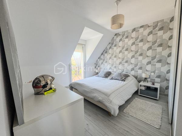 Nouveauté et en Exclusivité : Charmante maison de 2005 à Noyal sur Vilaine.

Je suis ravis de vous présenter cette belle maison familiale offrant confort, espace et de nombreuses possibilités. 

Cette propriété de 167m2 habitable et 184m2 au sol environ est érigée sur un terrain généreux de 650 m2 environ, vous offrant ainsi un cadre de vie idéal pour votre famille. 

En entrant dans la maison, vous serez accueilli par une belle et grande pièce de vie desservant un salon séjour, une cuisine ouverte aménagée équipée de 64m2 où la lumière naturelle baigne l'espace grâce à de grandes fenêtres.

Le rez-de-chaussée comprend également une chambre parentale avec sa salle d'eau et dressing, un wc et une arrière cuisine de 15m2.

À l'étage, vous trouverez une mezzanine desservant 3 chambres, un bureau, une salle de bain avec baignoire, douche et un wc. 

Le tout est complété par un grand garage et son grenier.

À l'extérieur, le terrain vous permettra de profiter pleinement des beaux jours avec une belle terrasse et d'aménager un jardin à votre goût.

Ne manquez pas cette opportunité d'acquérir une maison avec un grand potentiel. 

Noyal-sur-Vilaine combine idéalement charme rural et vitalité économique, offrant un accès ultra-rapide à Rennes grâce à sa gare TER et l'axe Paris-Rennes.

La commune propose un cadre de vie complet avec ses commerces de centre-bourg, ses infrastructures culturelles modernes (L'Intervalle) et de nombreux espaces naturels préservés.

Contactez-moi dès maintenant pour organiser une visite et laissez-vous séduire par cette charmante demeure familiale.