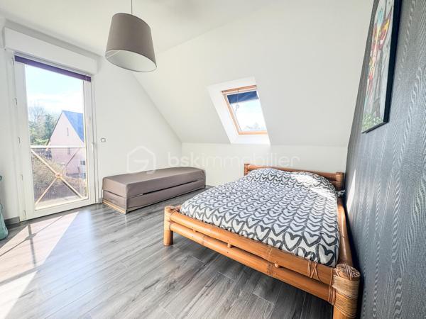 Nouveauté et en Exclusivité : Charmante maison de 2005 à Noyal sur Vilaine.

Je suis ravis de vous présenter cette belle maison familiale offrant confort, espace et de nombreuses possibilités. 

Cette propriété de 167m2 habitable et 184m2 au sol environ est érigée sur un terrain généreux de 650 m2 environ, vous offrant ainsi un cadre de vie idéal pour votre famille. 

En entrant dans la maison, vous serez accueilli par une belle et grande pièce de vie desservant un salon séjour, une cuisine ouverte aménagée équipée de 64m2 où la lumière naturelle baigne l'espace grâce à de grandes fenêtres.

Le rez-de-chaussée comprend également une chambre parentale avec sa salle d'eau et dressing, un wc et une arrière cuisine de 15m2.

À l'étage, vous trouverez une mezzanine desservant 3 chambres, un bureau, une salle de bain avec baignoire, douche et un wc. 

Le tout est complété par un grand garage et son grenier.

À l'extérieur, le terrain vous permettra de profiter pleinement des beaux jours avec une belle terrasse et d'aménager un jardin à votre goût.

Ne manquez pas cette opportunité d'acquérir une maison avec un grand potentiel. 

Noyal-sur-Vilaine combine idéalement charme rural et vitalité économique, offrant un accès ultra-rapide à Rennes grâce à sa gare TER et l'axe Paris-Rennes.

La commune propose un cadre de vie complet avec ses commerces de centre-bourg, ses infrastructures culturelles modernes (L'Intervalle) et de nombreux espaces naturels préservés.

Contactez-moi dès maintenant pour organiser une visite et laissez-vous séduire par cette charmante demeure familiale.