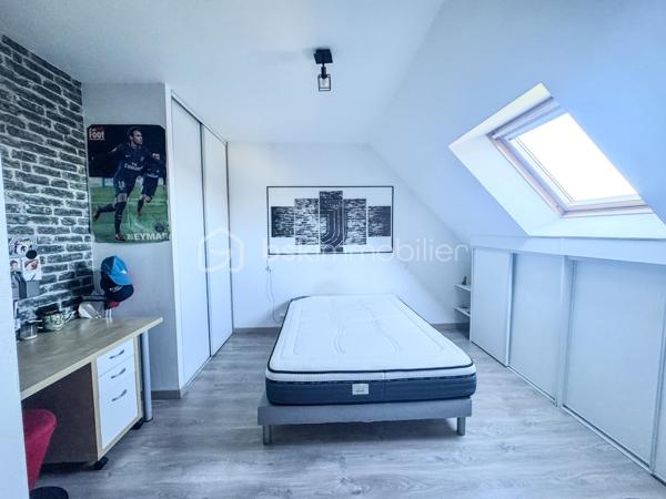 Nouveauté et en Exclusivité : Charmante maison de 2005 à Noyal sur Vilaine.

Je suis ravis de vous présenter cette belle maison familiale offrant confort, espace et de nombreuses possibilités. 

Cette propriété de 167m2 habitable et 184m2 au sol environ est érigée sur un terrain généreux de 650 m2 environ, vous offrant ainsi un cadre de vie idéal pour votre famille. 

En entrant dans la maison, vous serez accueilli par une belle et grande pièce de vie desservant un salon séjour, une cuisine ouverte aménagée équipée de 64m2 où la lumière naturelle baigne l'espace grâce à de grandes fenêtres.

Le rez-de-chaussée comprend également une chambre parentale avec sa salle d'eau et dressing, un wc et une arrière cuisine de 15m2.

À l'étage, vous trouverez une mezzanine desservant 3 chambres, un bureau, une salle de bain avec baignoire, douche et un wc. 

Le tout est complété par un grand garage et son grenier.

À l'extérieur, le terrain vous permettra de profiter pleinement des beaux jours avec une belle terrasse et d'aménager un jardin à votre goût.

Ne manquez pas cette opportunité d'acquérir une maison avec un grand potentiel. 

Noyal-sur-Vilaine combine idéalement charme rural et vitalité économique, offrant un accès ultra-rapide à Rennes grâce à sa gare TER et l'axe Paris-Rennes.

La commune propose un cadre de vie complet avec ses commerces de centre-bourg, ses infrastructures culturelles modernes (L'Intervalle) et de nombreux espaces naturels préservés.

Contactez-moi dès maintenant pour organiser une visite et laissez-vous séduire par cette charmante demeure familiale.