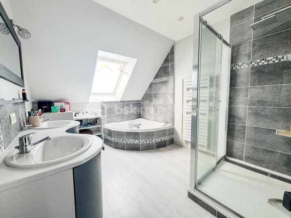Nouveauté et en Exclusivité : Charmante maison de 2005 à Noyal sur Vilaine.

Je suis ravis de vous présenter cette belle maison familiale offrant confort, espace et de nombreuses possibilités. 

Cette propriété de 167m2 habitable et 184m2 au sol environ est érigée sur un terrain généreux de 650 m2 environ, vous offrant ainsi un cadre de vie idéal pour votre famille. 

En entrant dans la maison, vous serez accueilli par une belle et grande pièce de vie desservant un salon séjour, une cuisine ouverte aménagée équipée de 64m2 où la lumière naturelle baigne l'espace grâce à de grandes fenêtres.

Le rez-de-chaussée comprend également une chambre parentale avec sa salle d'eau et dressing, un wc et une arrière cuisine de 15m2.

À l'étage, vous trouverez une mezzanine desservant 3 chambres, un bureau, une salle de bain avec baignoire, douche et un wc. 

Le tout est complété par un grand garage et son grenier.

À l'extérieur, le terrain vous permettra de profiter pleinement des beaux jours avec une belle terrasse et d'aménager un jardin à votre goût.

Ne manquez pas cette opportunité d'acquérir une maison avec un grand potentiel. 

Noyal-sur-Vilaine combine idéalement charme rural et vitalité économique, offrant un accès ultra-rapide à Rennes grâce à sa gare TER et l'axe Paris-Rennes.

La commune propose un cadre de vie complet avec ses commerces de centre-bourg, ses infrastructures culturelles modernes (L'Intervalle) et de nombreux espaces naturels préservés.

Contactez-moi dès maintenant pour organiser une visite et laissez-vous séduire par cette charmante demeure familiale.
