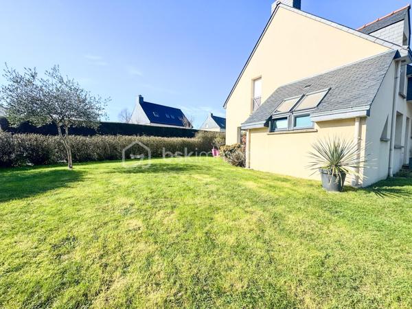 Nouveauté et en Exclusivité : Charmante maison de 2005 à Noyal sur Vilaine.

Je suis ravis de vous présenter cette belle maison familiale offrant confort, espace et de nombreuses possibilités. 

Cette propriété de 167m2 habitable et 184m2 au sol environ est érigée sur un terrain généreux de 650 m2 environ, vous offrant ainsi un cadre de vie idéal pour votre famille. 

En entrant dans la maison, vous serez accueilli par une belle et grande pièce de vie desservant un salon séjour, une cuisine ouverte aménagée équipée de 64m2 où la lumière naturelle baigne l'espace grâce à de grandes fenêtres.

Le rez-de-chaussée comprend également une chambre parentale avec sa salle d'eau et dressing, un wc et une arrière cuisine de 15m2.

À l'étage, vous trouverez une mezzanine desservant 3 chambres, un bureau, une salle de bain avec baignoire, douche et un wc. 

Le tout est complété par un grand garage et son grenier.

À l'extérieur, le terrain vous permettra de profiter pleinement des beaux jours avec une belle terrasse et d'aménager un jardin à votre goût.

Ne manquez pas cette opportunité d'acquérir une maison avec un grand potentiel. 

Noyal-sur-Vilaine combine idéalement charme rural et vitalité économique, offrant un accès ultra-rapide à Rennes grâce à sa gare TER et l'axe Paris-Rennes.

La commune propose un cadre de vie complet avec ses commerces de centre-bourg, ses infrastructures culturelles modernes (L'Intervalle) et de nombreux espaces naturels préservés.

Contactez-moi dès maintenant pour organiser une visite et laissez-vous séduire par cette charmante demeure familiale.