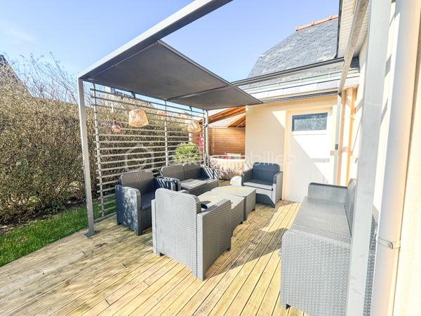 Nouveauté et en Exclusivité : Charmante maison de 2005 à Noyal sur Vilaine.

Je suis ravis de vous présenter cette belle maison familiale offrant confort, espace et de nombreuses possibilités. 

Cette propriété de 167m2 habitable et 184m2 au sol environ est érigée sur un terrain généreux de 650 m2 environ, vous offrant ainsi un cadre de vie idéal pour votre famille. 

En entrant dans la maison, vous serez accueilli par une belle et grande pièce de vie desservant un salon séjour, une cuisine ouverte aménagée équipée de 64m2 où la lumière naturelle baigne l'espace grâce à de grandes fenêtres.

Le rez-de-chaussée comprend également une chambre parentale avec sa salle d'eau et dressing, un wc et une arrière cuisine de 15m2.

À l'étage, vous trouverez une mezzanine desservant 3 chambres, un bureau, une salle de bain avec baignoire, douche et un wc. 

Le tout est complété par un grand garage et son grenier.

À l'extérieur, le terrain vous permettra de profiter pleinement des beaux jours avec une belle terrasse et d'aménager un jardin à votre goût.

Ne manquez pas cette opportunité d'acquérir une maison avec un grand potentiel. 

Noyal-sur-Vilaine combine idéalement charme rural et vitalité économique, offrant un accès ultra-rapide à Rennes grâce à sa gare TER et l'axe Paris-Rennes.

La commune propose un cadre de vie complet avec ses commerces de centre-bourg, ses infrastructures culturelles modernes (L'Intervalle) et de nombreux espaces naturels préservés.

Contactez-moi dès maintenant pour organiser une visite et laissez-vous séduire par cette charmante demeure familiale.