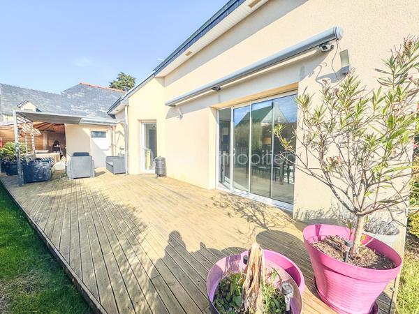 Nouveauté et en Exclusivité : Charmante maison de 2005 à Noyal sur Vilaine.

Je suis ravis de vous présenter cette belle maison familiale offrant confort, espace et de nombreuses possibilités. 

Cette propriété de 167m2 habitable et 184m2 au sol environ est érigée sur un terrain généreux de 650 m2 environ, vous offrant ainsi un cadre de vie idéal pour votre famille. 

En entrant dans la maison, vous serez accueilli par une belle et grande pièce de vie desservant un salon séjour, une cuisine ouverte aménagée équipée de 64m2 où la lumière naturelle baigne l'espace grâce à de grandes fenêtres.

Le rez-de-chaussée comprend également une chambre parentale avec sa salle d'eau et dressing, un wc et une arrière cuisine de 15m2.

À l'étage, vous trouverez une mezzanine desservant 3 chambres, un bureau, une salle de bain avec baignoire, douche et un wc. 

Le tout est complété par un grand garage et son grenier.

À l'extérieur, le terrain vous permettra de profiter pleinement des beaux jours avec une belle terrasse et d'aménager un jardin à votre goût.

Ne manquez pas cette opportunité d'acquérir une maison avec un grand potentiel. 

Noyal-sur-Vilaine combine idéalement charme rural et vitalité économique, offrant un accès ultra-rapide à Rennes grâce à sa gare TER et l'axe Paris-Rennes.

La commune propose un cadre de vie complet avec ses commerces de centre-bourg, ses infrastructures culturelles modernes (L'Intervalle) et de nombreux espaces naturels préservés.

Contactez-moi dès maintenant pour organiser une visite et laissez-vous séduire par cette charmante demeure familiale.