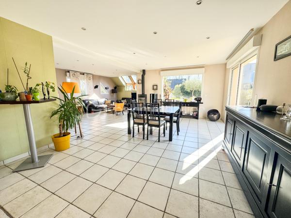Nouveauté et en Exclusivité : Charmante maison de 2005 à Noyal sur Vilaine.

Je suis ravis de vous présenter cette belle maison familiale offrant confort, espace et de nombreuses possibilités. 

Cette propriété de 167m2 habitable et 184m2 au sol environ est érigée sur un terrain généreux de 650 m2 environ, vous offrant ainsi un cadre de vie idéal pour votre famille. 

En entrant dans la maison, vous serez accueilli par une belle et grande pièce de vie desservant un salon séjour, une cuisine ouverte aménagée équipée de 64m2 où la lumière naturelle baigne l'espace grâce à de grandes fenêtres.

Le rez-de-chaussée comprend également une chambre parentale avec sa salle d'eau et dressing, un wc et une arrière cuisine de 15m2.

À l'étage, vous trouverez une mezzanine desservant 3 chambres, un bureau, une salle de bain avec baignoire, douche et un wc. 

Le tout est complété par un grand garage et son grenier.

À l'extérieur, le terrain vous permettra de profiter pleinement des beaux jours avec une belle terrasse et d'aménager un jardin à votre goût.

Ne manquez pas cette opportunité d'acquérir une maison avec un grand potentiel. 

Noyal-sur-Vilaine combine idéalement charme rural et vitalité économique, offrant un accès ultra-rapide à Rennes grâce à sa gare TER et l'axe Paris-Rennes.

La commune propose un cadre de vie complet avec ses commerces de centre-bourg, ses infrastructures culturelles modernes (L'Intervalle) et de nombreux espaces naturels préservés.

Contactez-moi dès maintenant pour organiser une visite et laissez-vous séduire par cette charmante demeure familiale.