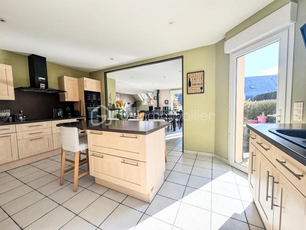 Nouveauté et en Exclusivité : Charmante maison de 2005 à Noyal sur Vilaine.

Je suis ravis de vous présenter cette belle maison familiale offrant confort, espace et de nombreuses possibilités. 

Cette propriété de 167m2 habitable et 184m2 au sol environ est érigée sur un terrain généreux de 650 m2 environ, vous offrant ainsi un cadre de vie idéal pour votre famille. 

En entrant dans la maison, vous serez accueilli par une belle et grande pièce de vie desservant un salon séjour, une cuisine ouverte aménagée équipée de 64m2 où la lumière naturelle baigne l'espace grâce à de grandes fenêtres.

Le rez-de-chaussée comprend également une chambre parentale avec sa salle d'eau et dressing, un wc et une arrière cuisine de 15m2.

À l'étage, vous trouverez une mezzanine desservant 3 chambres, un bureau, une salle de bain avec baignoire, douche et un wc. 

Le tout est complété par un grand garage et son grenier.

À l'extérieur, le terrain vous permettra de profiter pleinement des beaux jours avec une belle terrasse et d'aménager un jardin à votre goût.

Ne manquez pas cette opportunité d'acquérir une maison avec un grand potentiel. 

Noyal-sur-Vilaine combine idéalement charme rural et vitalité économique, offrant un accès ultra-rapide à Rennes grâce à sa gare TER et l'axe Paris-Rennes.

La commune propose un cadre de vie complet avec ses commerces de centre-bourg, ses infrastructures culturelles modernes (L'Intervalle) et de nombreux espaces naturels préservés.

Contactez-moi dès maintenant pour organiser une visite et laissez-vous séduire par cette charmante demeure familiale.