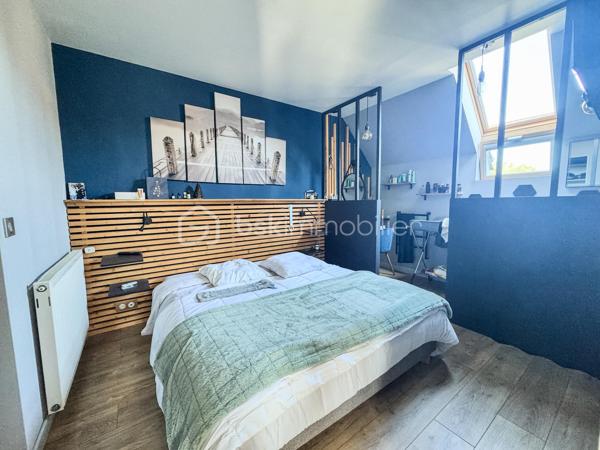Nouveauté et en Exclusivité : Charmante maison de 2005 à Noyal sur Vilaine.

Je suis ravis de vous présenter cette belle maison familiale offrant confort, espace et de nombreuses possibilités. 

Cette propriété de 167m2 habitable et 184m2 au sol environ est érigée sur un terrain généreux de 650 m2 environ, vous offrant ainsi un cadre de vie idéal pour votre famille. 

En entrant dans la maison, vous serez accueilli par une belle et grande pièce de vie desservant un salon séjour, une cuisine ouverte aménagée équipée de 64m2 où la lumière naturelle baigne l'espace grâce à de grandes fenêtres.

Le rez-de-chaussée comprend également une chambre parentale avec sa salle d'eau et dressing, un wc et une arrière cuisine de 15m2.

À l'étage, vous trouverez une mezzanine desservant 3 chambres, un bureau, une salle de bain avec baignoire, douche et un wc. 

Le tout est complété par un grand garage et son grenier.

À l'extérieur, le terrain vous permettra de profiter pleinement des beaux jours avec une belle terrasse et d'aménager un jardin à votre goût.

Ne manquez pas cette opportunité d'acquérir une maison avec un grand potentiel. 

Noyal-sur-Vilaine combine idéalement charme rural et vitalité économique, offrant un accès ultra-rapide à Rennes grâce à sa gare TER et l'axe Paris-Rennes.

La commune propose un cadre de vie complet avec ses commerces de centre-bourg, ses infrastructures culturelles modernes (L'Intervalle) et de nombreux espaces naturels préservés.

Contactez-moi dès maintenant pour organiser une visite et laissez-vous séduire par cette charmante demeure familiale.