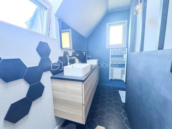 Nouveauté et en Exclusivité : Charmante maison de 2005 à Noyal sur Vilaine.

Je suis ravis de vous présenter cette belle maison familiale offrant confort, espace et de nombreuses possibilités. 

Cette propriété de 167m2 habitable et 184m2 au sol environ est érigée sur un terrain généreux de 650 m2 environ, vous offrant ainsi un cadre de vie idéal pour votre famille. 

En entrant dans la maison, vous serez accueilli par une belle et grande pièce de vie desservant un salon séjour, une cuisine ouverte aménagée équipée de 64m2 où la lumière naturelle baigne l'espace grâce à de grandes fenêtres.

Le rez-de-chaussée comprend également une chambre parentale avec sa salle d'eau et dressing, un wc et une arrière cuisine de 15m2.

À l'étage, vous trouverez une mezzanine desservant 3 chambres, un bureau, une salle de bain avec baignoire, douche et un wc. 

Le tout est complété par un grand garage et son grenier.

À l'extérieur, le terrain vous permettra de profiter pleinement des beaux jours avec une belle terrasse et d'aménager un jardin à votre goût.

Ne manquez pas cette opportunité d'acquérir une maison avec un grand potentiel. 

Noyal-sur-Vilaine combine idéalement charme rural et vitalité économique, offrant un accès ultra-rapide à Rennes grâce à sa gare TER et l'axe Paris-Rennes.

La commune propose un cadre de vie complet avec ses commerces de centre-bourg, ses infrastructures culturelles modernes (L'Intervalle) et de nombreux espaces naturels préservés.

Contactez-moi dès maintenant pour organiser une visite et laissez-vous séduire par cette charmante demeure familiale.