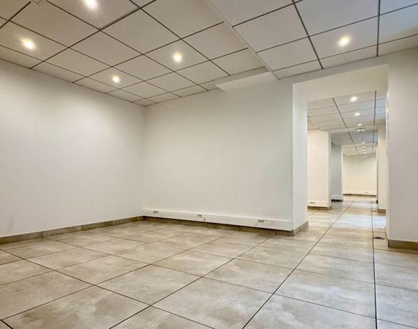 Locaux professionnels - 92,11 m²
