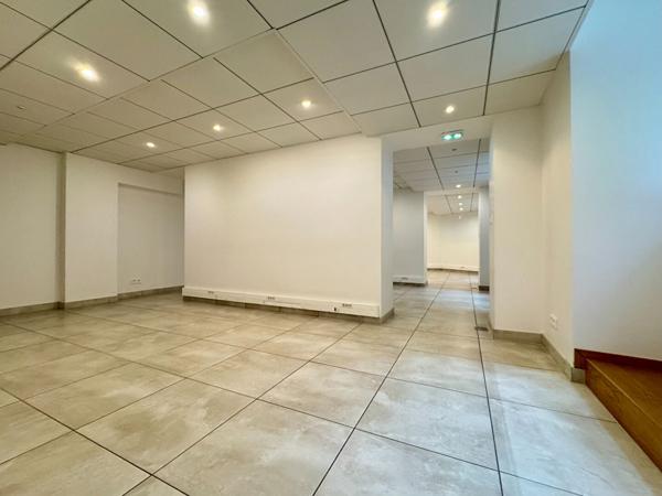 Locaux professionnels - 92,11 m²