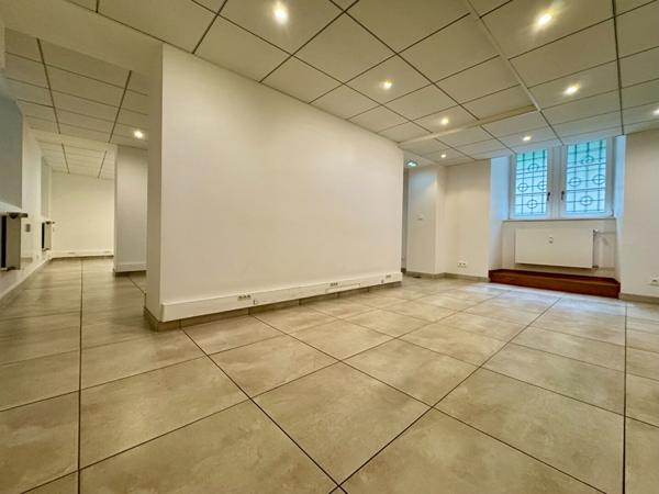 Locaux professionnels - 92,11 m²