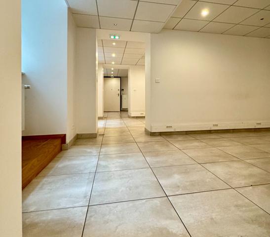 Locaux professionnels - 92,11 m²