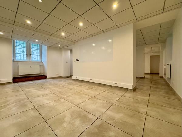 Locaux professionnels - 92,11 m²