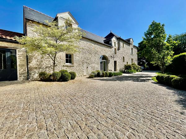 LONGERE DE CARACTERE - 330M² - 6 CHAMBRES - BOURG