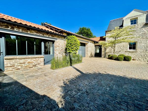 LONGERE DE CARACTERE - 330M² - 6 CHAMBRES - BOURG