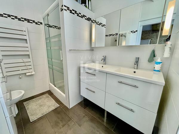 LONGERE DE CARACTERE - 330M² - 6 CHAMBRES - BOURG