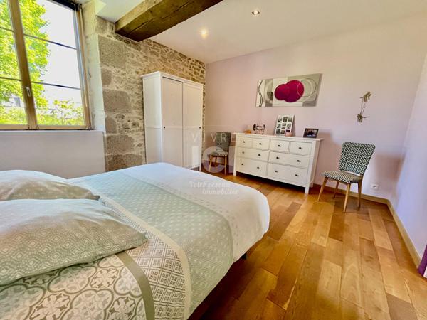 LONGERE DE CARACTERE - 330M² - 6 CHAMBRES - BOURG