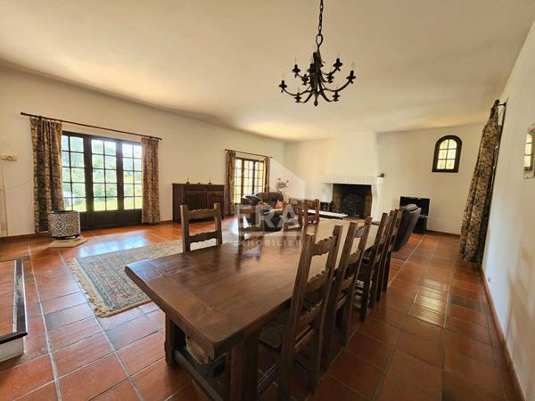 A VENDRE - LANÇON PROVENCE - MAISON DE 183M² - 5 CHAMBRES - GARAGE DE 70M² - 10 000m² DE TERRAIN