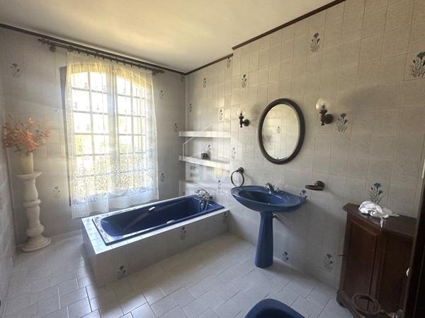 A VENDRE - LANÇON PROVENCE - MAISON DE 183M² - 5 CHAMBRES - GARAGE DE 70M² - 10 000m² DE TERRAIN