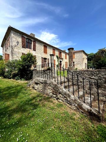 Ensemble de charme & de caractère : château, conciergerie & tour de guêt du XVIIIème près de Saint-Clar (32)