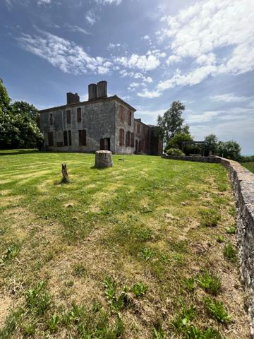 Ensemble de charme & de caractère : château, conciergerie & tour de guêt du XVIIIème près de Saint-Clar (32)