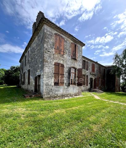 Ensemble de charme & de caractère : château, conciergerie & tour de guêt du XVIIIème près de Saint-Clar (32)