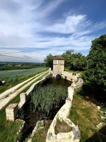 Ensemble de charme & de caractère : château, conciergerie & tour de guêt du XVIIIème près de Saint-Clar (32)