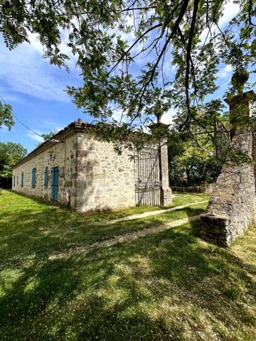 Ensemble de charme & de caractère : château, conciergerie & tour de guêt du XVIIIème près de Saint-Clar (32)