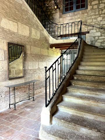 Ensemble de charme & de caractère : château, conciergerie & tour de guêt du XVIIIème près de Saint-Clar (32)