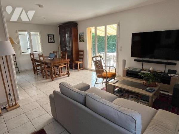 Maison à vendre à Coutras (33230) en Gironde, dans un secteur calme, maison de plain pied const...