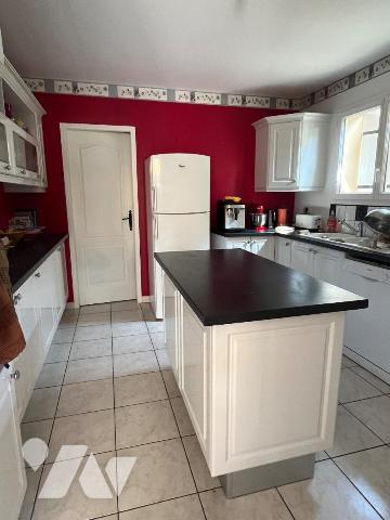 Maison à vendre à Coutras (33230) en Gironde, dans un secteur calme, maison de plain pied const...