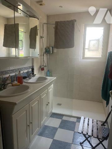 Maison à vendre à Coutras (33230) en Gironde, dans un secteur calme, maison de plain pied const...