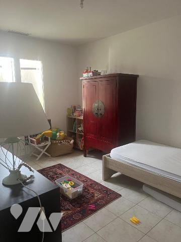 Maison à vendre à Coutras (33230) en Gironde, dans un secteur calme, maison de plain pied const...