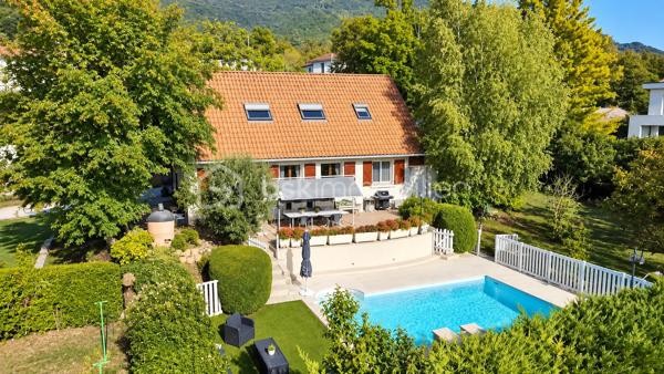 Claix, en Exclusivité avec Nicolas SAPIN(ei) Vue imprenable sur la chaine de Belledonne! 
Venez découvrir cette jolie maison de plus de 140m2 édifiée sur une parcelle de plus de 1900m2 avec piscine! 
De plain-pied, vous disposerez d'une belle pièce de vie donnant accès au jardin, une cuisine séparée entièrement équipée, une chambre, une salle d'eau avec toilette et une buanderie. 
A l'étage, vous disposerez de 3 chambres avec placards et une salle de bain avec toilette.
Pour votre confort: grand garage, pièce de vie climatisée, toiture à jour, Piscine chauffée avec pvc armé neuf. 
Un grand garage double complète ce bien. 
Un extérieur rare: piscine avec terrasse carrelée, terrasses, potager, espace de jeux, jardin arboré.
Vidéo sur demande.