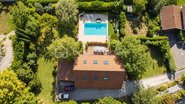 Claix, en Exclusivité avec Nicolas SAPIN(ei) Vue imprenable sur la chaine de Belledonne! 
Venez découvrir cette jolie maison de plus de 140m2 édifiée sur une parcelle de plus de 1900m2 avec piscine! 
De plain-pied, vous disposerez d'une belle pièce de vie donnant accès au jardin, une cuisine séparée entièrement équipée, une chambre, une salle d'eau avec toilette et une buanderie. 
A l'étage, vous disposerez de 3 chambres avec placards et une salle de bain avec toilette.
Pour votre confort: grand garage, pièce de vie climatisée, toiture à jour, Piscine chauffée avec pvc armé neuf. 
Un grand garage double complète ce bien. 
Un extérieur rare: piscine avec terrasse carrelée, terrasses, potager, espace de jeux, jardin arboré.
Vidéo sur demande.