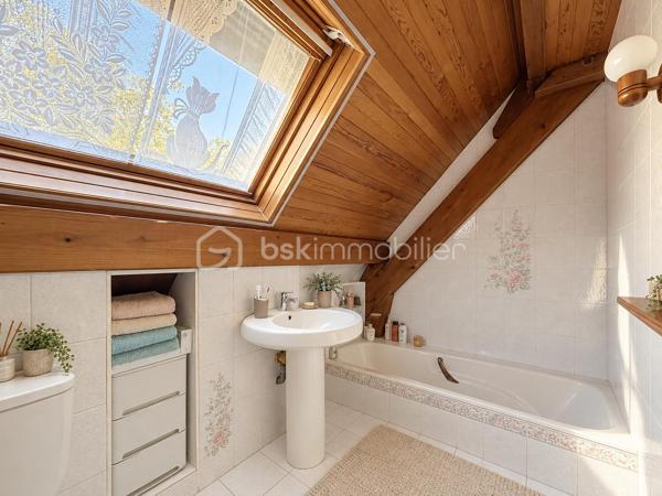Claix, en Exclusivité avec Nicolas SAPIN(ei) Vue imprenable sur la chaine de Belledonne! 
Venez découvrir cette jolie maison de plus de 140m2 édifiée sur une parcelle de plus de 1900m2 avec piscine! 
De plain-pied, vous disposerez d'une belle pièce de vie donnant accès au jardin, une cuisine séparée entièrement équipée, une chambre, une salle d'eau avec toilette et une buanderie. 
A l'étage, vous disposerez de 3 chambres avec placards et une salle de bain avec toilette.
Pour votre confort: grand garage, pièce de vie climatisée, toiture à jour, Piscine chauffée avec pvc armé neuf. 
Un grand garage double complète ce bien. 
Un extérieur rare: piscine avec terrasse carrelée, terrasses, potager, espace de jeux, jardin arboré.
Vidéo sur demande.