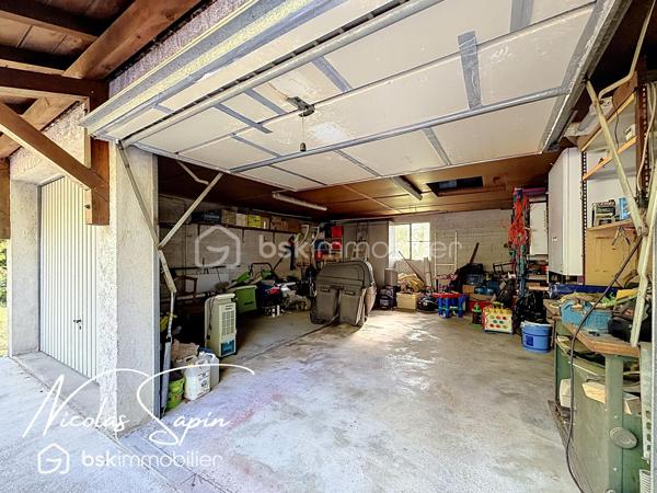 Claix, en Exclusivité avec Nicolas SAPIN(ei) Vue imprenable sur la chaine de Belledonne! 
Venez découvrir cette jolie maison de plus de 140m2 édifiée sur une parcelle de plus de 1900m2 avec piscine! 
De plain-pied, vous disposerez d'une belle pièce de vie donnant accès au jardin, une cuisine séparée entièrement équipée, une chambre, une salle d'eau avec toilette et une buanderie. 
A l'étage, vous disposerez de 3 chambres avec placards et une salle de bain avec toilette.
Pour votre confort: grand garage, pièce de vie climatisée, toiture à jour, Piscine chauffée avec pvc armé neuf. 
Un grand garage double complète ce bien. 
Un extérieur rare: piscine avec terrasse carrelée, terrasses, potager, espace de jeux, jardin arboré.
Vidéo sur demande.