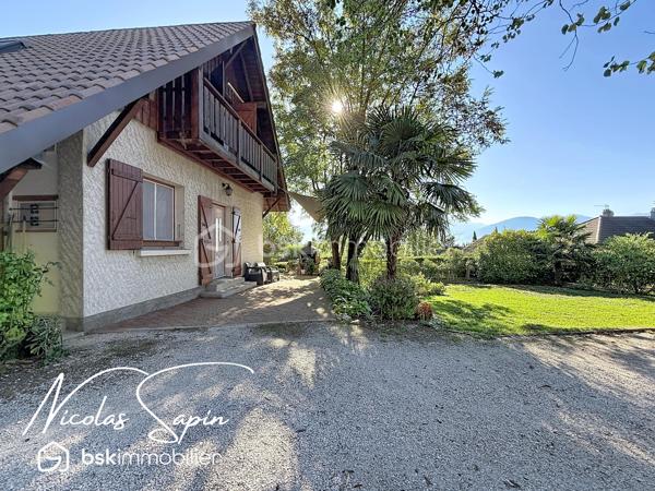 Claix, en Exclusivité avec Nicolas SAPIN(ei) Vue imprenable sur la chaine de Belledonne! 
Venez découvrir cette jolie maison de plus de 140m2 édifiée sur une parcelle de plus de 1900m2 avec piscine! 
De plain-pied, vous disposerez d'une belle pièce de vie donnant accès au jardin, une cuisine séparée entièrement équipée, une chambre, une salle d'eau avec toilette et une buanderie. 
A l'étage, vous disposerez de 3 chambres avec placards et une salle de bain avec toilette.
Pour votre confort: grand garage, pièce de vie climatisée, toiture à jour, Piscine chauffée avec pvc armé neuf. 
Un grand garage double complète ce bien. 
Un extérieur rare: piscine avec terrasse carrelée, terrasses, potager, espace de jeux, jardin arboré.
Vidéo sur demande.