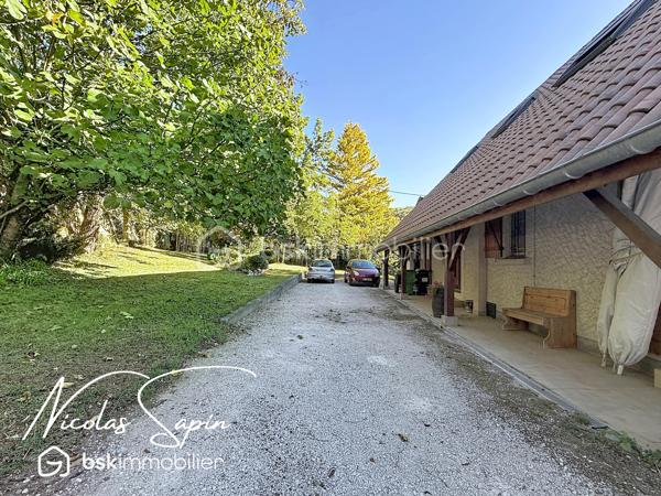 Claix, en Exclusivité avec Nicolas SAPIN(ei) Vue imprenable sur la chaine de Belledonne! 
Venez découvrir cette jolie maison de plus de 140m2 édifiée sur une parcelle de plus de 1900m2 avec piscine! 
De plain-pied, vous disposerez d'une belle pièce de vie donnant accès au jardin, une cuisine séparée entièrement équipée, une chambre, une salle d'eau avec toilette et une buanderie. 
A l'étage, vous disposerez de 3 chambres avec placards et une salle de bain avec toilette.
Pour votre confort: grand garage, pièce de vie climatisée, toiture à jour, Piscine chauffée avec pvc armé neuf. 
Un grand garage double complète ce bien. 
Un extérieur rare: piscine avec terrasse carrelée, terrasses, potager, espace de jeux, jardin arboré.
Vidéo sur demande.