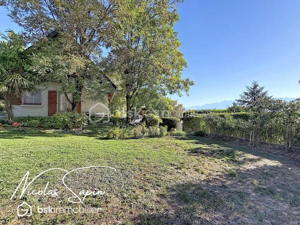 Claix, en Exclusivité avec Nicolas SAPIN(ei) Vue imprenable sur la chaine de Belledonne! 
Venez découvrir cette jolie maison de plus de 140m2 édifiée sur une parcelle de plus de 1900m2 avec piscine! 
De plain-pied, vous disposerez d'une belle pièce de vie donnant accès au jardin, une cuisine séparée entièrement équipée, une chambre, une salle d'eau avec toilette et une buanderie. 
A l'étage, vous disposerez de 3 chambres avec placards et une salle de bain avec toilette.
Pour votre confort: grand garage, pièce de vie climatisée, toiture à jour, Piscine chauffée avec pvc armé neuf. 
Un grand garage double complète ce bien. 
Un extérieur rare: piscine avec terrasse carrelée, terrasses, potager, espace de jeux, jardin arboré.
Vidéo sur demande.