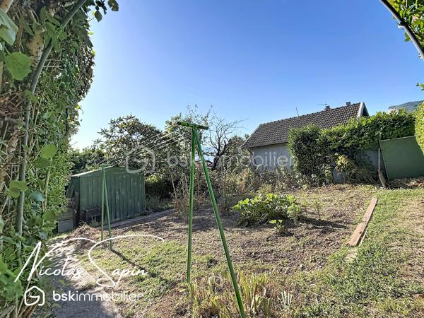 Claix, en Exclusivité avec Nicolas SAPIN(ei) Vue imprenable sur la chaine de Belledonne! 
Venez découvrir cette jolie maison de plus de 140m2 édifiée sur une parcelle de plus de 1900m2 avec piscine! 
De plain-pied, vous disposerez d'une belle pièce de vie donnant accès au jardin, une cuisine séparée entièrement équipée, une chambre, une salle d'eau avec toilette et une buanderie. 
A l'étage, vous disposerez de 3 chambres avec placards et une salle de bain avec toilette.
Pour votre confort: grand garage, pièce de vie climatisée, toiture à jour, Piscine chauffée avec pvc armé neuf. 
Un grand garage double complète ce bien. 
Un extérieur rare: piscine avec terrasse carrelée, terrasses, potager, espace de jeux, jardin arboré.
Vidéo sur demande.