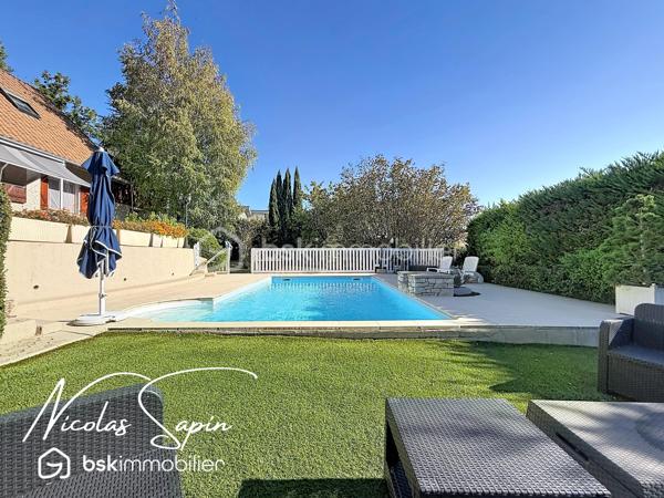 Claix, en Exclusivité avec Nicolas SAPIN(ei) Vue imprenable sur la chaine de Belledonne! 
Venez découvrir cette jolie maison de plus de 140m2 édifiée sur une parcelle de plus de 1900m2 avec piscine! 
De plain-pied, vous disposerez d'une belle pièce de vie donnant accès au jardin, une cuisine séparée entièrement équipée, une chambre, une salle d'eau avec toilette et une buanderie. 
A l'étage, vous disposerez de 3 chambres avec placards et une salle de bain avec toilette.
Pour votre confort: grand garage, pièce de vie climatisée, toiture à jour, Piscine chauffée avec pvc armé neuf. 
Un grand garage double complète ce bien. 
Un extérieur rare: piscine avec terrasse carrelée, terrasses, potager, espace de jeux, jardin arboré.
Vidéo sur demande.