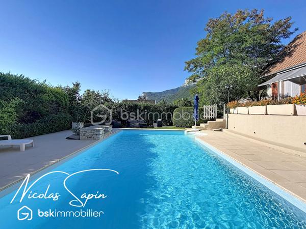 Claix, en Exclusivité avec Nicolas SAPIN(ei) Vue imprenable sur la chaine de Belledonne! 
Venez découvrir cette jolie maison de plus de 140m2 édifiée sur une parcelle de plus de 1900m2 avec piscine! 
De plain-pied, vous disposerez d'une belle pièce de vie donnant accès au jardin, une cuisine séparée entièrement équipée, une chambre, une salle d'eau avec toilette et une buanderie. 
A l'étage, vous disposerez de 3 chambres avec placards et une salle de bain avec toilette.
Pour votre confort: grand garage, pièce de vie climatisée, toiture à jour, Piscine chauffée avec pvc armé neuf. 
Un grand garage double complète ce bien. 
Un extérieur rare: piscine avec terrasse carrelée, terrasses, potager, espace de jeux, jardin arboré.
Vidéo sur demande.