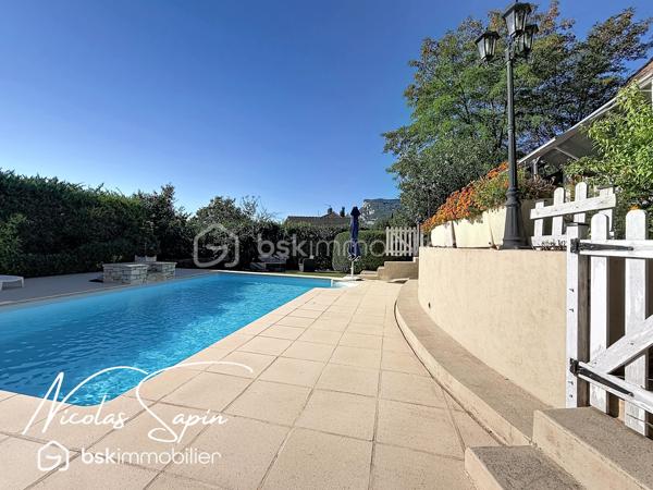 Claix, en Exclusivité avec Nicolas SAPIN(ei) Vue imprenable sur la chaine de Belledonne! 
Venez découvrir cette jolie maison de plus de 140m2 édifiée sur une parcelle de plus de 1900m2 avec piscine! 
De plain-pied, vous disposerez d'une belle pièce de vie donnant accès au jardin, une cuisine séparée entièrement équipée, une chambre, une salle d'eau avec toilette et une buanderie. 
A l'étage, vous disposerez de 3 chambres avec placards et une salle de bain avec toilette.
Pour votre confort: grand garage, pièce de vie climatisée, toiture à jour, Piscine chauffée avec pvc armé neuf. 
Un grand garage double complète ce bien. 
Un extérieur rare: piscine avec terrasse carrelée, terrasses, potager, espace de jeux, jardin arboré.
Vidéo sur demande.