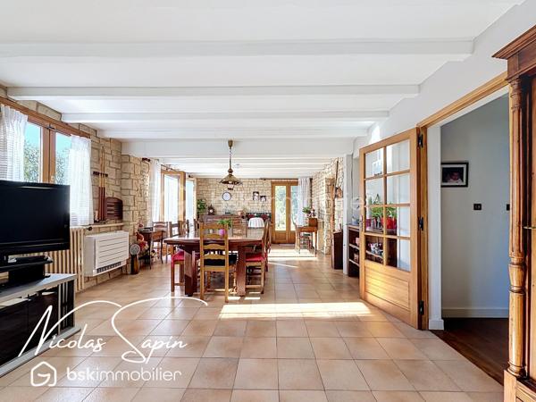 Claix, en Exclusivité avec Nicolas SAPIN(ei) Vue imprenable sur la chaine de Belledonne! 
Venez découvrir cette jolie maison de plus de 140m2 édifiée sur une parcelle de plus de 1900m2 avec piscine! 
De plain-pied, vous disposerez d'une belle pièce de vie donnant accès au jardin, une cuisine séparée entièrement équipée, une chambre, une salle d'eau avec toilette et une buanderie. 
A l'étage, vous disposerez de 3 chambres avec placards et une salle de bain avec toilette.
Pour votre confort: grand garage, pièce de vie climatisée, toiture à jour, Piscine chauffée avec pvc armé neuf. 
Un grand garage double complète ce bien. 
Un extérieur rare: piscine avec terrasse carrelée, terrasses, potager, espace de jeux, jardin arboré.
Vidéo sur demande.