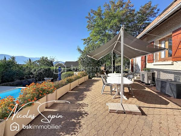 Claix, en Exclusivité avec Nicolas SAPIN(ei) Vue imprenable sur la chaine de Belledonne! 
Venez découvrir cette jolie maison de plus de 140m2 édifiée sur une parcelle de plus de 1900m2 avec piscine! 
De plain-pied, vous disposerez d'une belle pièce de vie donnant accès au jardin, une cuisine séparée entièrement équipée, une chambre, une salle d'eau avec toilette et une buanderie. 
A l'étage, vous disposerez de 3 chambres avec placards et une salle de bain avec toilette.
Pour votre confort: grand garage, pièce de vie climatisée, toiture à jour, Piscine chauffée avec pvc armé neuf. 
Un grand garage double complète ce bien. 
Un extérieur rare: piscine avec terrasse carrelée, terrasses, potager, espace de jeux, jardin arboré.
Vidéo sur demande.