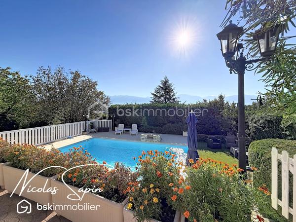 Claix, en Exclusivité avec Nicolas SAPIN(ei) Vue imprenable sur la chaine de Belledonne! 
Venez découvrir cette jolie maison de plus de 140m2 édifiée sur une parcelle de plus de 1900m2 avec piscine! 
De plain-pied, vous disposerez d'une belle pièce de vie donnant accès au jardin, une cuisine séparée entièrement équipée, une chambre, une salle d'eau avec toilette et une buanderie. 
A l'étage, vous disposerez de 3 chambres avec placards et une salle de bain avec toilette.
Pour votre confort: grand garage, pièce de vie climatisée, toiture à jour, Piscine chauffée avec pvc armé neuf. 
Un grand garage double complète ce bien. 
Un extérieur rare: piscine avec terrasse carrelée, terrasses, potager, espace de jeux, jardin arboré.
Vidéo sur demande.