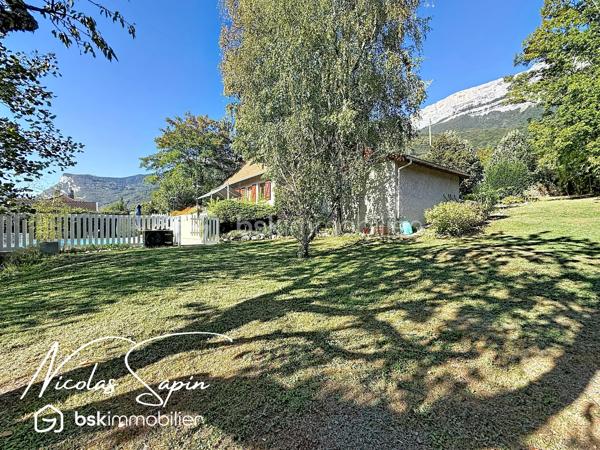 Claix, en Exclusivité avec Nicolas SAPIN(ei) Vue imprenable sur la chaine de Belledonne! 
Venez découvrir cette jolie maison de plus de 140m2 édifiée sur une parcelle de plus de 1900m2 avec piscine! 
De plain-pied, vous disposerez d'une belle pièce de vie donnant accès au jardin, une cuisine séparée entièrement équipée, une chambre, une salle d'eau avec toilette et une buanderie. 
A l'étage, vous disposerez de 3 chambres avec placards et une salle de bain avec toilette.
Pour votre confort: grand garage, pièce de vie climatisée, toiture à jour, Piscine chauffée avec pvc armé neuf. 
Un grand garage double complète ce bien. 
Un extérieur rare: piscine avec terrasse carrelée, terrasses, potager, espace de jeux, jardin arboré.
Vidéo sur demande.