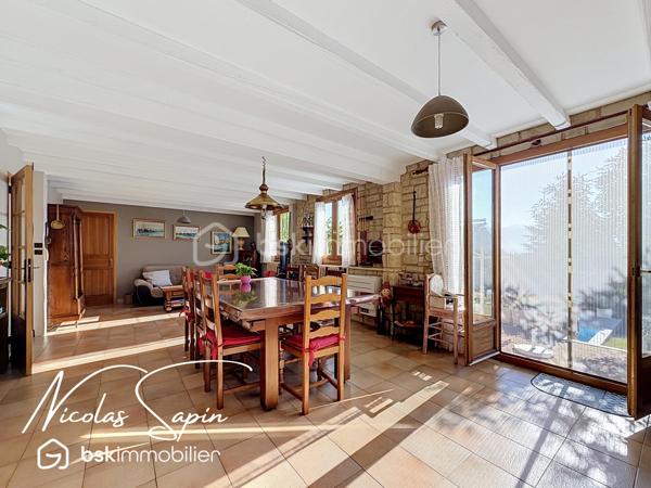 Claix, en Exclusivité avec Nicolas SAPIN(ei) Vue imprenable sur la chaine de Belledonne! 
Venez découvrir cette jolie maison de plus de 140m2 édifiée sur une parcelle de plus de 1900m2 avec piscine! 
De plain-pied, vous disposerez d'une belle pièce de vie donnant accès au jardin, une cuisine séparée entièrement équipée, une chambre, une salle d'eau avec toilette et une buanderie. 
A l'étage, vous disposerez de 3 chambres avec placards et une salle de bain avec toilette.
Pour votre confort: grand garage, pièce de vie climatisée, toiture à jour, Piscine chauffée avec pvc armé neuf. 
Un grand garage double complète ce bien. 
Un extérieur rare: piscine avec terrasse carrelée, terrasses, potager, espace de jeux, jardin arboré.
Vidéo sur demande.